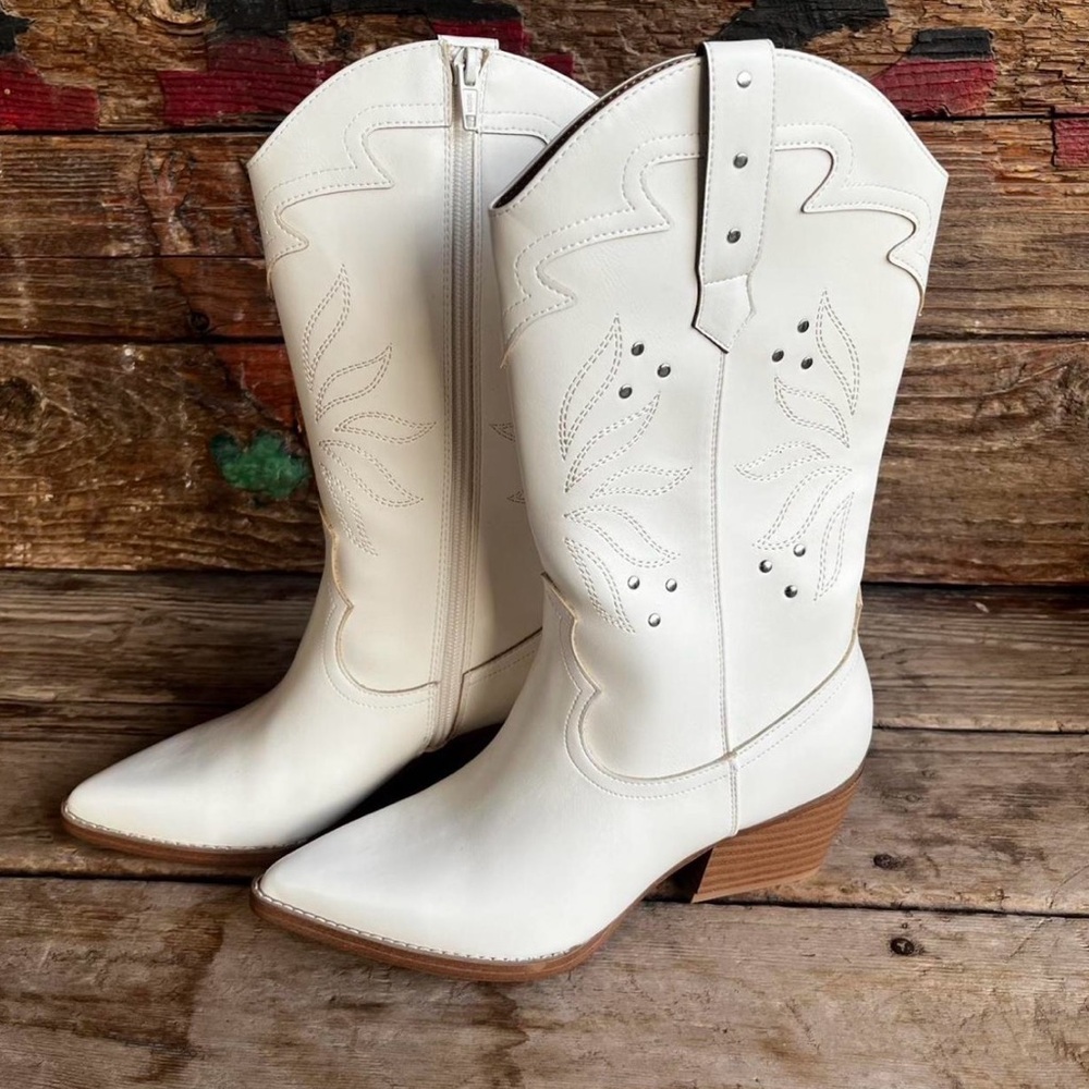Universal Thread White Heeled Boots